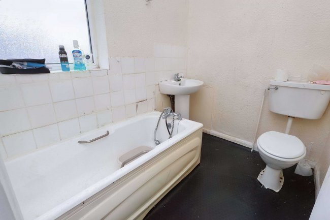 25 Huxley Road, Leyton, London, E10 5QT 7