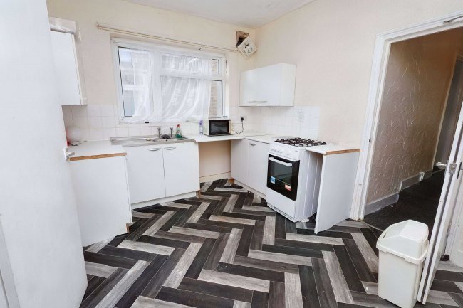25 Huxley Road, Leyton, London, E10 5QT 7