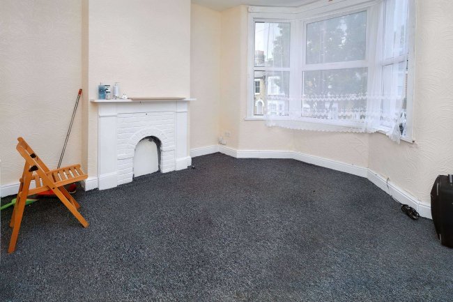25 Huxley Road, Leyton, London, E10 5QT 7