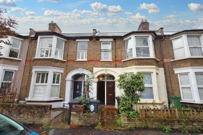 25 Huxley Road, Leyton, London, E10 5QT 7