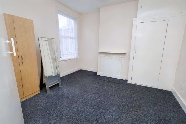 25 Huxley Road, Leyton, London, E10 5QT 7