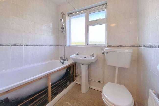 33 Devonshire Green, Farnham Royal, Slough, SL2 3DX 7