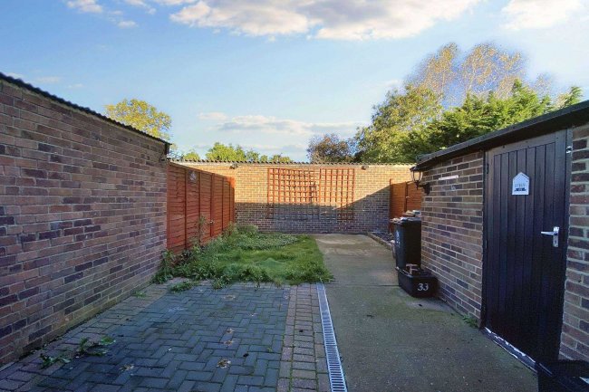 33 Devonshire Green, Farnham Royal, Slough, SL2 3DX 7