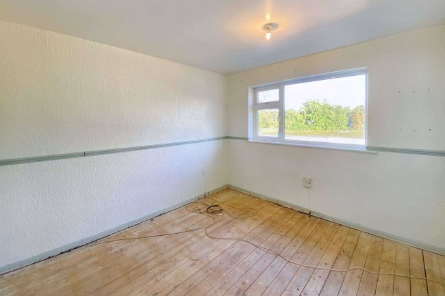 33 Devonshire Green, Farnham Royal, Slough, SL2 3DX 7