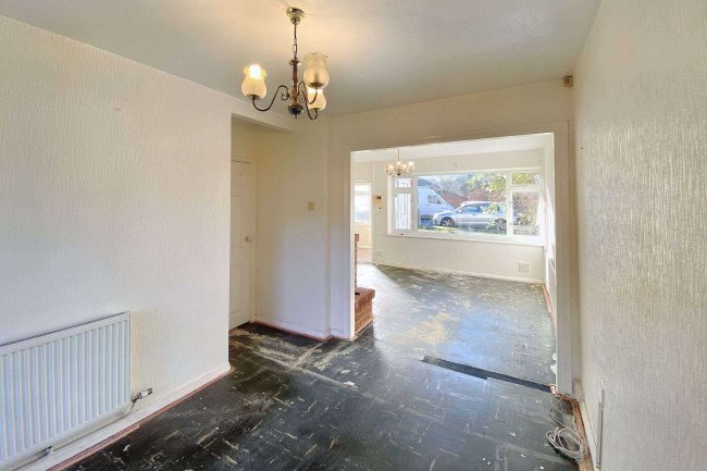33 Devonshire Green, Farnham Royal, Slough, SL2 3DX 7