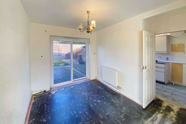 33 Devonshire Green, Farnham Royal, Slough, SL2 3DX 7