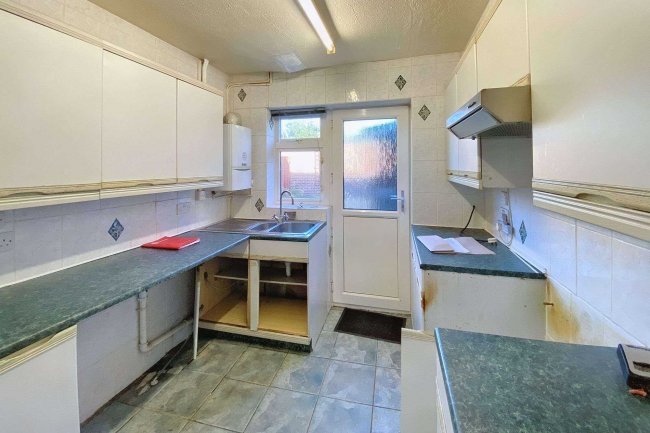 33 Devonshire Green, Farnham Royal, Slough, SL2 3DX 7