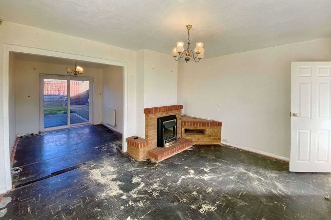 33 Devonshire Green, Farnham Royal, Slough, SL2 3DX 7