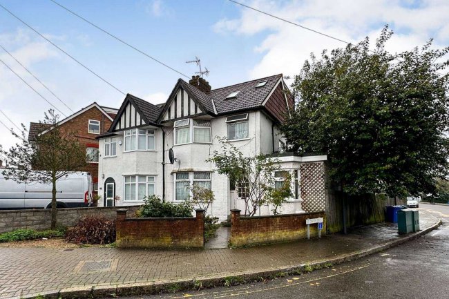 33a / 33b Merlin Crescent, Edgeware, HA8 6JJ 2