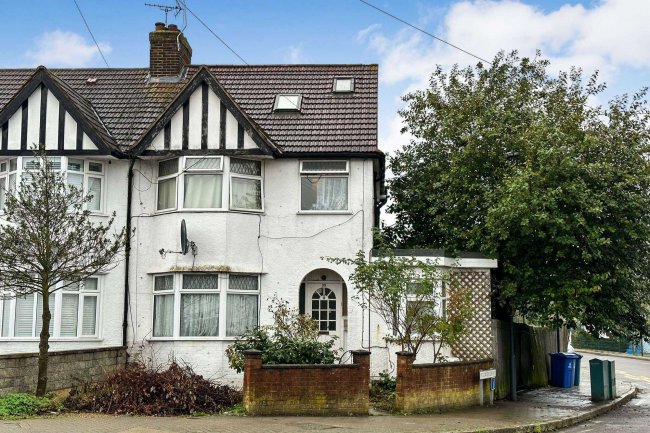 33a / 33b Merlin Crescent, Edgeware, HA8 6JJ 2