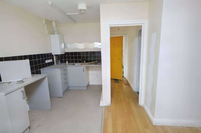 177D Kilburn Park Road, Kilburn, London, NW6 5LG 4