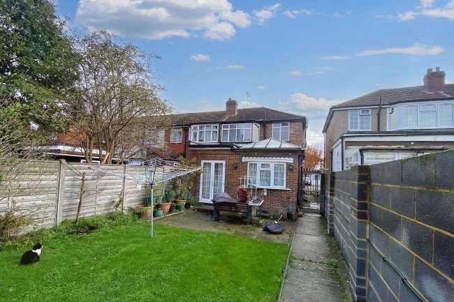 97 Whittington Avenue, Hayes, UB4 0AE 7