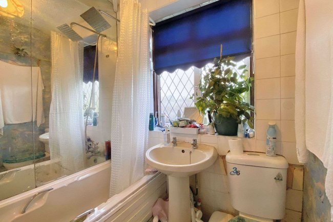 97 Whittington Avenue, Hayes, UB4 0AE 7