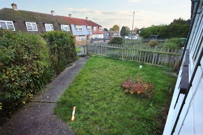 35 Woodbridge Close, Romford, Essex, RM3 9UR 8