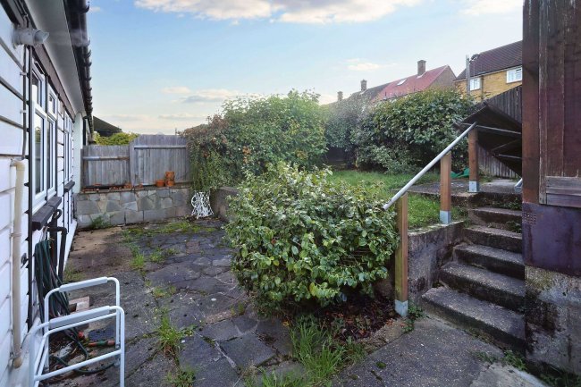 35 Woodbridge Close, Romford, Essex, RM3 9UR 8