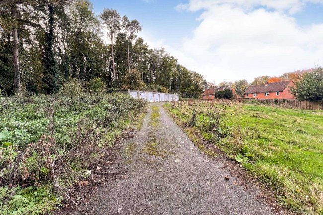 Dale View, Headley Court, Epsom, KT18 6JW 2