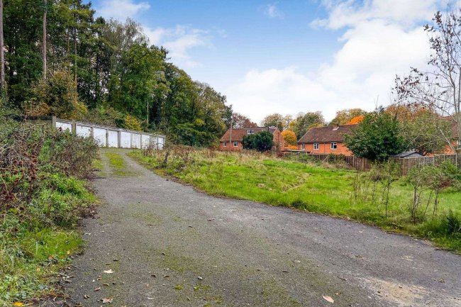 Dale View, Headley Court, Epsom, KT18 6JW 2