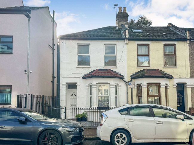 1A &1B Park Avenue, Barking, IG11 8QU 4