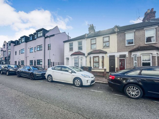 1A &1B Park Avenue, Barking, IG11 8QU 4