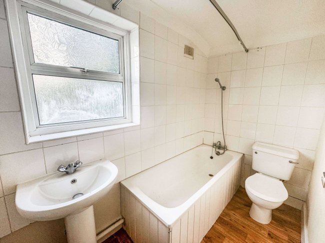 1A &1B Park Avenue, Barking, IG11 8QU 4