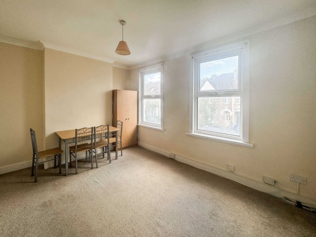 1A &1B Park Avenue, Barking, IG11 8QU 4