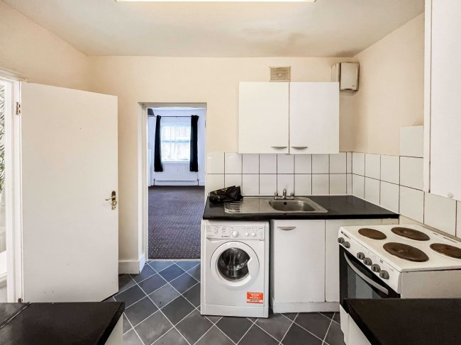 First Floor Flat, 19A Kent Road, Dagenham, RM10 8HA 5