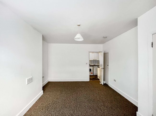 First Floor Flat, 19A Kent Road, Dagenham, RM10 8HA 5