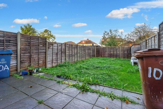 10A Larkfield Avenue, Harrow, Middlesex, HA3 8NF 1