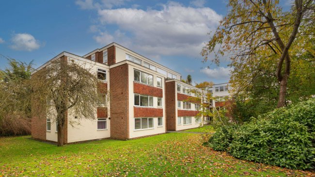 6 Beechcroft Court, 16 Liskeard Gardens, Blackheath, London SE3 0PJ 1