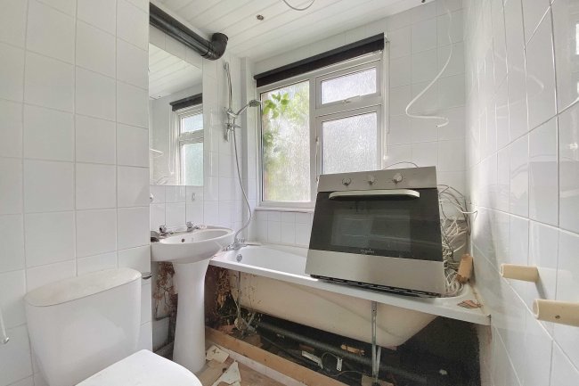 77 Falconers Road, Luton, Bedfordshire, LU2 9ET 7