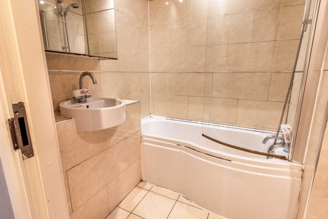 326 The Gatehaus, Bradford, BD1 5BL 3