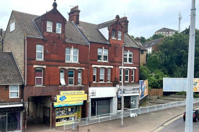 423 High Street, Chatham, Kent ME4 4NU 2