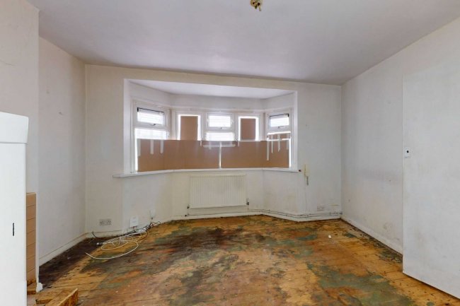 25 Leysdown Avenue, Bexleyheath, DA7 6AZ 5