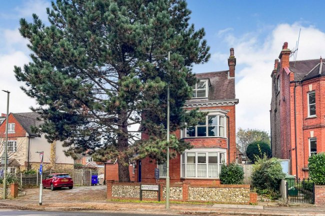 Epsom Lodge Nursing Home, 1 Burgh Heath Road, Epsom KT17 4LW 4