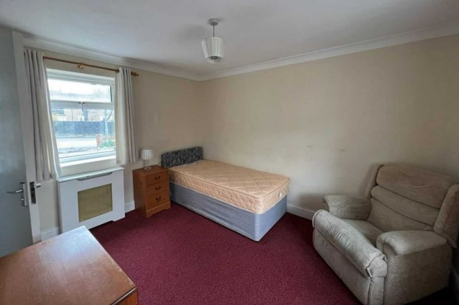 Epsom Lodge Nursing Home, 1 Burgh Heath Road, Epsom KT17 4LW 4