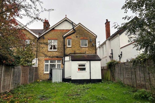 95 & 95A Marsh Road, Pinner, Middlesex, HA5 5PA 8