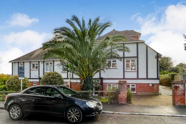 Flat 1 The Cloisters Queens Road, Whitstable, Kent, CT5 2FZ 5