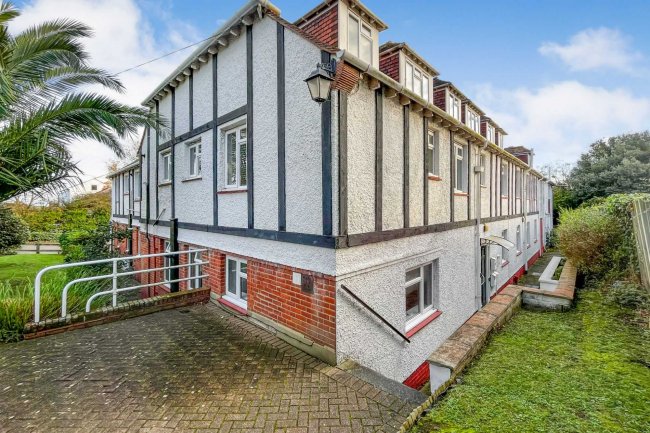 Flat 1 The Cloisters Queens Road, Whitstable, Kent, CT5 2FZ 5