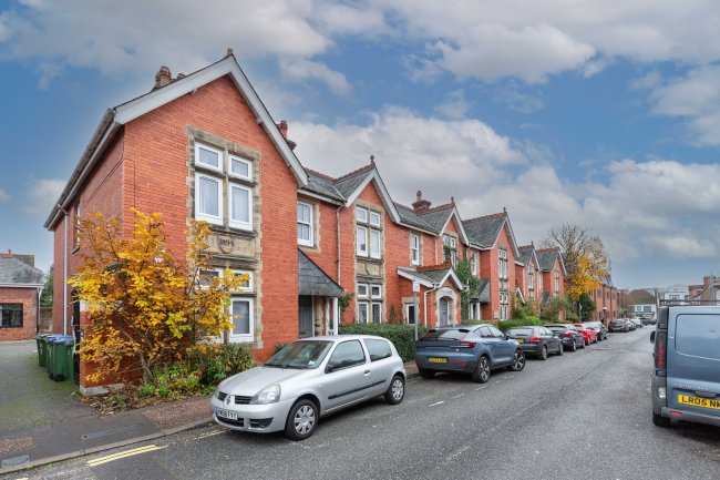 Flats 1-14, Peel House, Barttelot Road Horsham, RH12 1DE 3