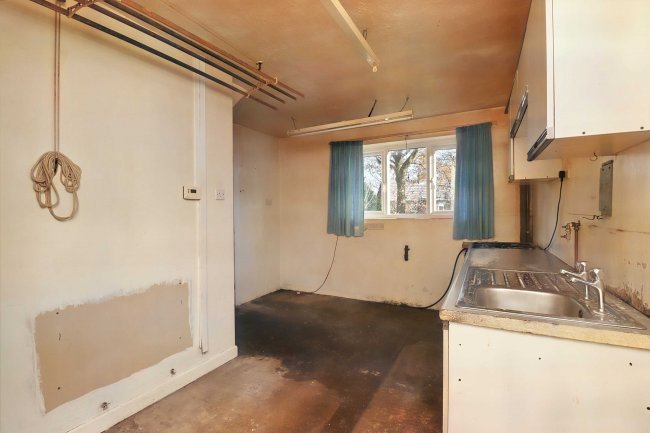 15 Hewart Drive, Bury, Lancashire, BL9 7NF 8