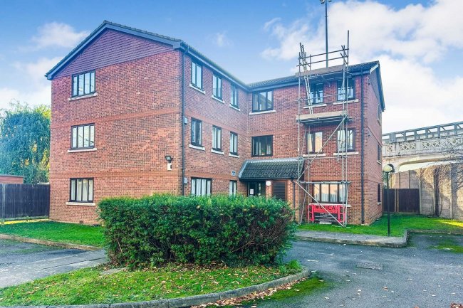 37 Birchwood Close, Morden, Surrey, SM4 5LA 9