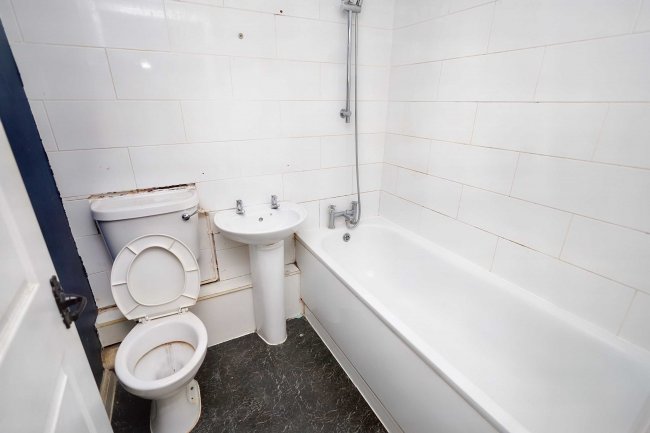 28 Oakside, Uxbridge, Middlesex, UB9 4BX 8