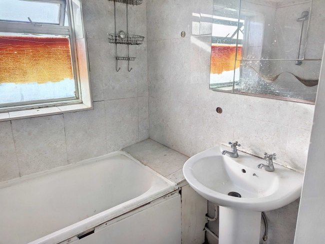 111 Maple Road West, Luton, Bedfordshire, LU4 8BQ 8