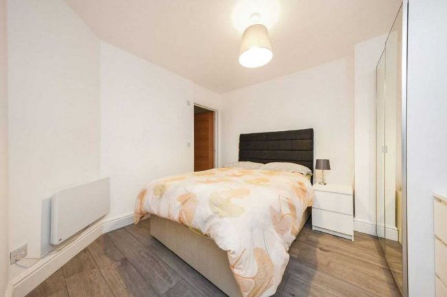 Alpha House Flat 6, 190 High Street, Egham, TW20 9ED 8