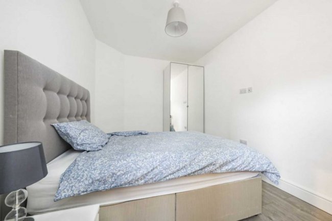 Alpha House Flat 6, 190 High Street, Egham, TW20 9ED 8