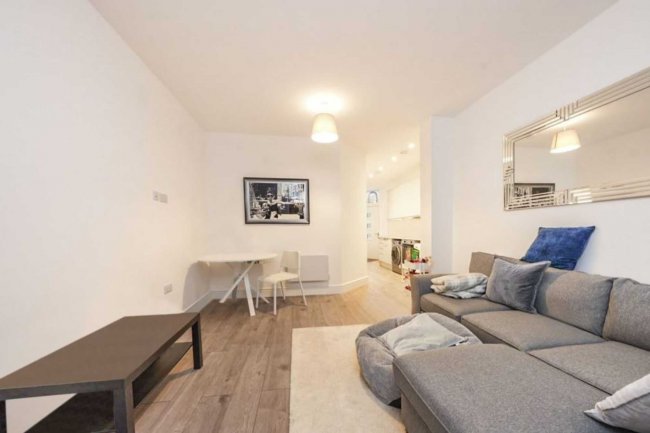 Alpha House Flat 6, 190 High Street, Egham, TW20 9ED 8