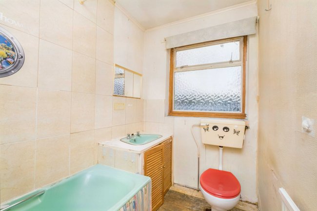 80 Rydens Grove, Walton-on-Thames, Surrey, KT12 5RU 7