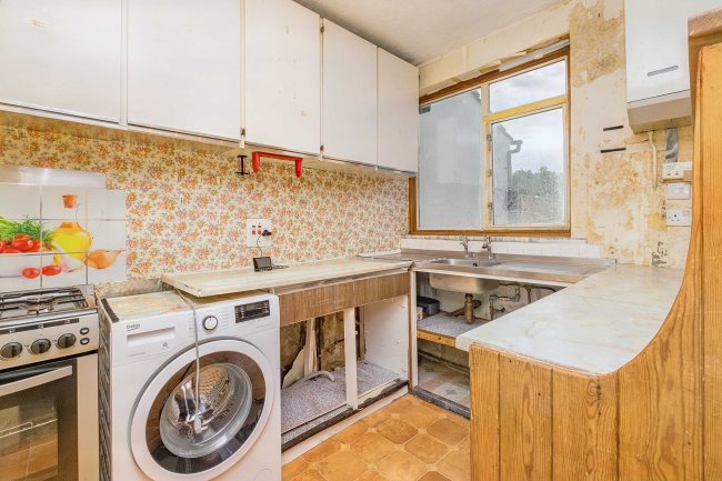 80 Rydens Grove, Walton-on-Thames, Surrey, KT12 5RU 7