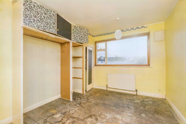 80 Rydens Grove, Walton-on-Thames, Surrey, KT12 5RU 7