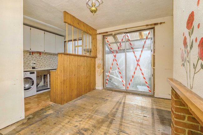 80 Rydens Grove, Walton-on-Thames, Surrey, KT12 5RU 7